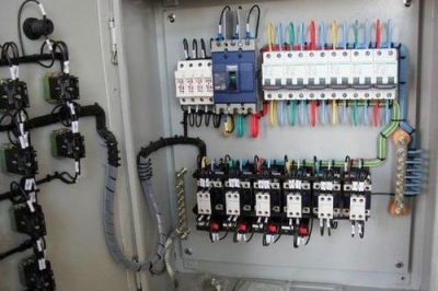 施工現(xiàn)場(chǎng)配電柜怎么安全的接線