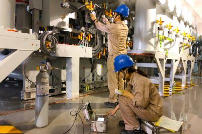 變電站220千伏設(shè)備區(qū)校驗SF6密度繼電器