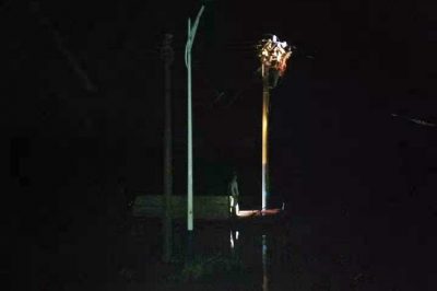 登上10千伏寶民線D02#桿，斷開水浸沙場(chǎng)線路，確保了居民安全用電