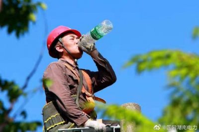 壽縣供電公司頂著38度高溫桿上作業(yè)，改造低壓線路