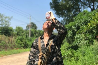 資陽區(qū)供電公司進行迎豐橋2#臺區(qū)B01#至B07#桿、A01#桿至A09#桿放緊線并連頭施工