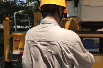 婁底供電公司對(duì)城北I線23號(hào)桿進(jìn)行帶電更換隔離開關(guān)