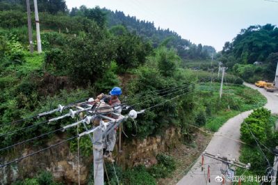 架設(shè)0.4kV低壓線路，改造老舊變壓器和線路