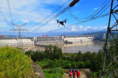 湖北電力檢修公司利用無(wú)人機(jī)對(duì)回線路進(jìn)行紅外線測(cè)溫