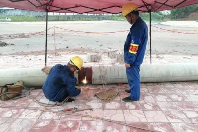 資陽供電公司奔忙在各個工程施工現(xiàn)場，上可以電桿架線，下可以做拉線