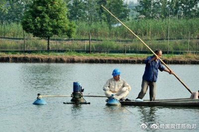 前鋒鎮(zhèn)供電所帶工具到養(yǎng)殖戶家?guī)椭渑懦龣C(jī)器故障，受到養(yǎng)殖戶的感謝