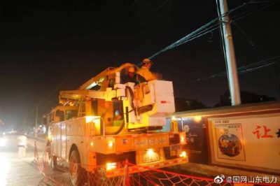 10千伏王石線開展檢修作業(yè)，新上400千伏安箱變一臺(tái)