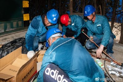 10千伏長園1線開展電纜敷設(shè)作業(yè)，制作電纜中間頭