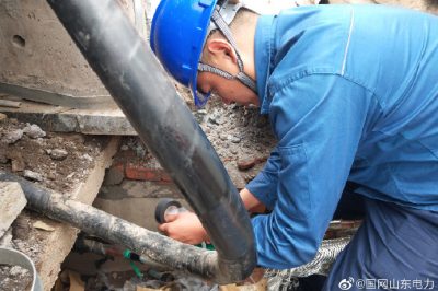 東營區(qū)供電公司運(yùn)維人員冒高溫?fù)屝?0千伏青海東線電纜