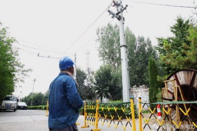 桓臺縣供電公司新立電桿27基、架設(shè)線路1.3公里、敷設(shè)電纜200余米