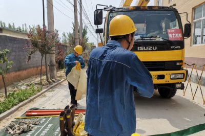 10千伏八里莊線5號桿進行帶電消缺作業(yè)