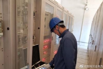 持續(xù)高溫雷雨天，傾盆暴雨嘩嘩下，供電職工檢修忙