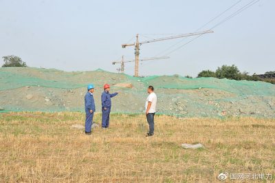 高壓線下堆土，危險！河北沙河市供電公司工作人員迅速監(jiān)督項目經(jīng)理安排人員清理