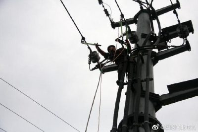 高溫下架設(shè)線路，確保客戶及時用電