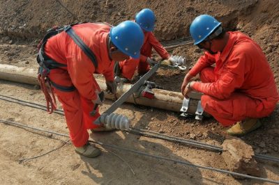 10千伏線路進(jìn)行更換電桿，強(qiáng)化電網(wǎng)承載能力