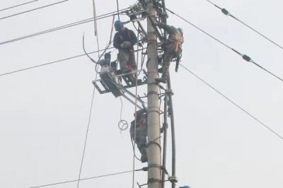 10千伏西正線36號(hào)桿安裝高壓隔離開關(guān)