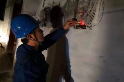 衡水市桃城區(qū)供電公司分組逐段線路、逐個(gè)電纜分接箱查找故障點(diǎn)