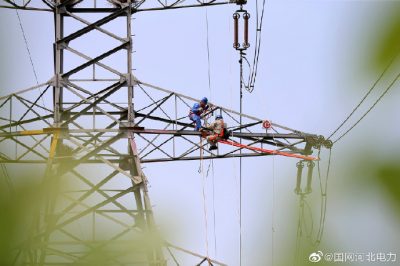 石家莊供電公司帶電作業(yè)成功消除220千伏輸電線(xiàn)路重大隱患