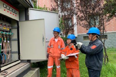 使用新設(shè)備紅外線熱像儀對(duì)鳳凰苑1#公變的供電設(shè)備進(jìn)行測溫