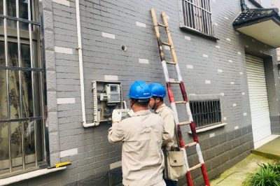 尚湖供電所對冶塘和平18號、華都2號配變等臺區(qū)開關(guān)箱、接戶線、用戶表箱進(jìn)行巡檢