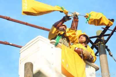 京山市供電公司在10千伏馮嶺線(xiàn)3號(hào)桿處帶電解火