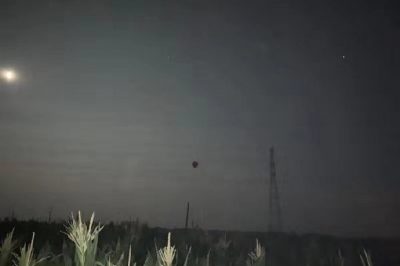 220千伏萬(wàn)穆4E24線40號(hào)塔C相導(dǎo)線懸掛著氫氣球