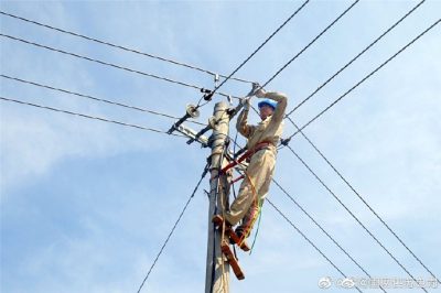 珠江供電所安裝配電柜、施放8米長電纜