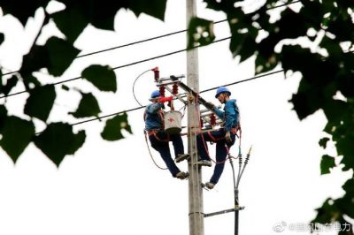 白塔鎮(zhèn)大莊線37+1號桿組裝橫擔、刀閘、令克等設備