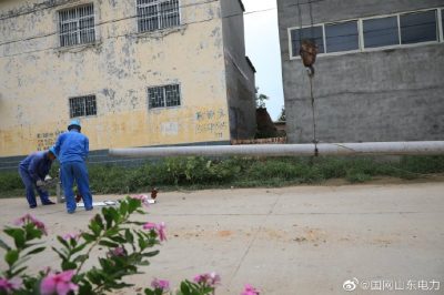 梁山縣供電公司新立電桿6基、新建低壓架空絕緣線0.31千米、新增一臺400千伏安變壓器