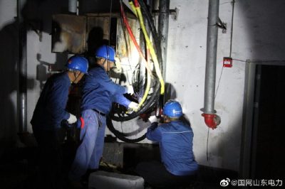 小區(qū)地下停車場處燒毀的電纜進行絕緣、防水處理