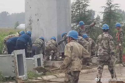 臨沂供電公司進行臨沂金嶺220千伏線路工程鐵塔組立