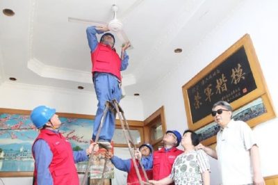 維修更換榮軍模范老人家中的舊電線(xiàn)路 開(kāi)關(guān) 燈泡