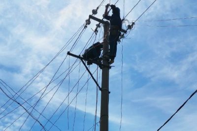 配變末端進(jìn)行耐張搭接和直線開(kāi)耐張，完成線路切割