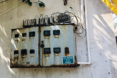 勉縣供電公司更換老舊下桿線(xiàn)和銹蝕表箱