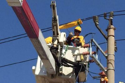 黃島區(qū)供電公司在王臺鎮(zhèn)10千伏陳大線進(jìn)行帶電接火作業(yè)