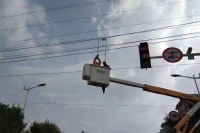 故城縣供電公司帶電安裝高壓架空線(xiàn)路警示裝置