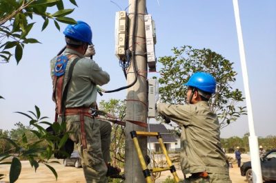 江夏區(qū)供電公司在法泗鎮(zhèn)大路村為農(nóng)戶(hù)新裝電表