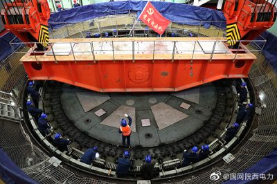 安康水電廠1號(hào)發(fā)電機(jī)轉(zhuǎn)子被成功起吊拆除