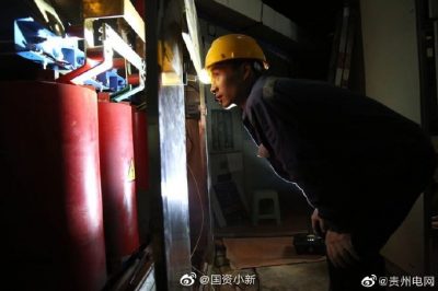 銅仁供電局緊急更換損壞變壓器，1小時(shí)內(nèi)成功搶通了兩位老人的“生命通道”