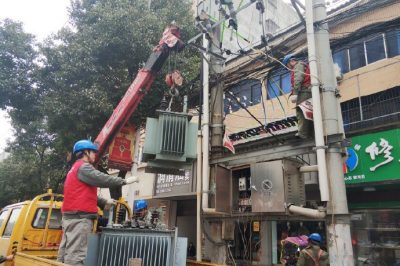 5臺(tái)公用臺(tái)區(qū)配變?cè)鋈? title=