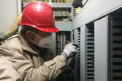 務本220千伏變電站安裝GIS匯控柜二次接線