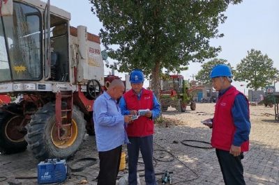 提前對小麥?zhǔn)崭顧C(jī)手進(jìn)行用電安全教育宣傳