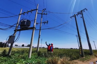 向麥?zhǔn)杖藛T宣傳安全用電及線路保護(hù)常識