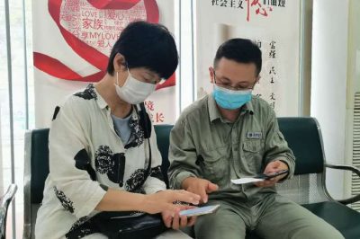 電力小哥也管“修手機(jī)”？分外事也是一片心