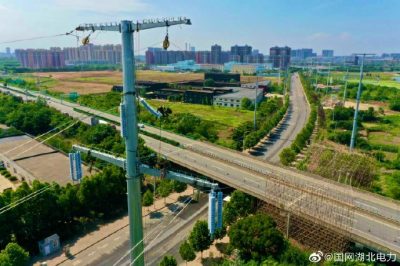 遷改線路，為重點(diǎn)企業(yè)擴(kuò)建讓道