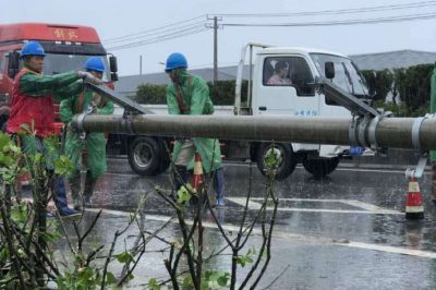 電桿被撞斷，電工忙搶修