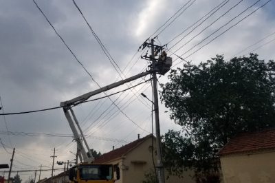 緊急更換斷裂的隔離開(kāi)關(guān)線夾