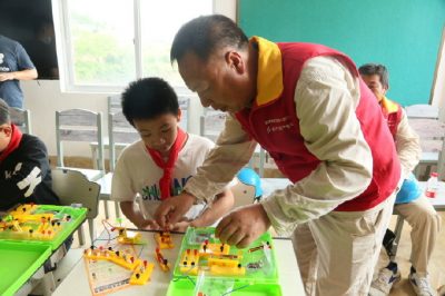 開展安全知識(shí)進(jìn)校園、進(jìn)社區(qū)等活動(dòng)12場(chǎng)