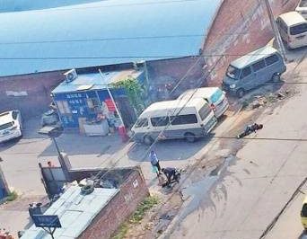 有人高壓線下施工觸電，居民救援“往身上澆水”……這是幫倒忙！