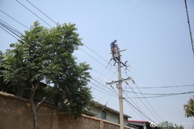 在10千伏575新農(nóng)線104號桿進(jìn)行安裝隔離開關(guān)等工作